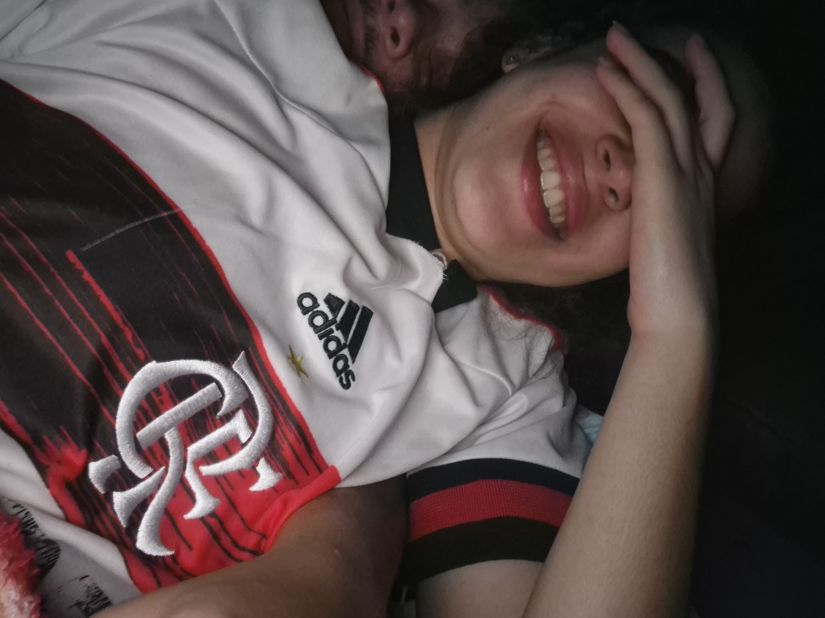 Fotografia de um momento divertido e espontâneo entre nós dois
