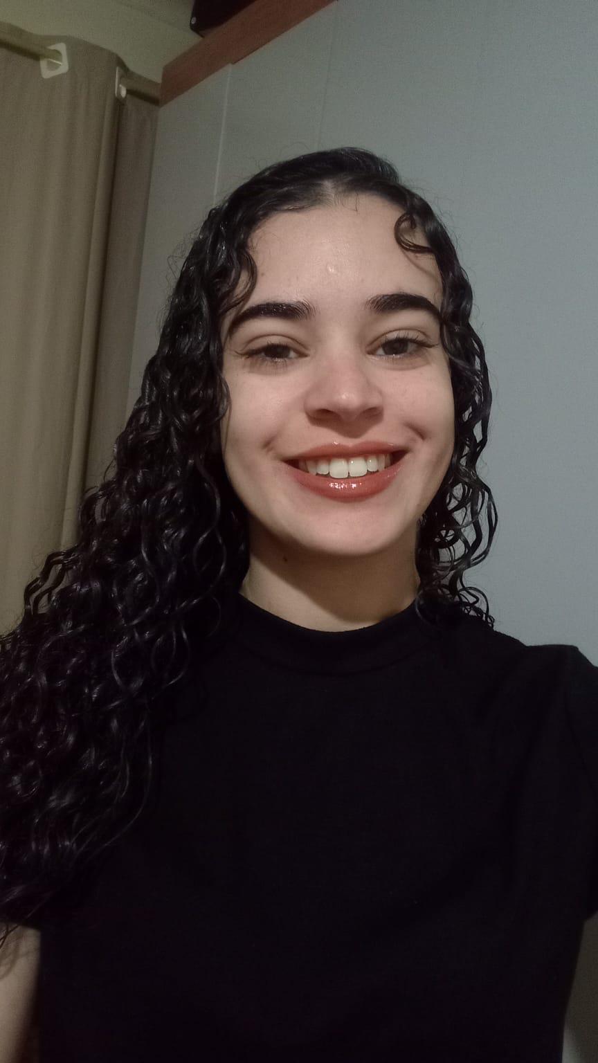 Fotografia dela sorrindo em um momento do dia