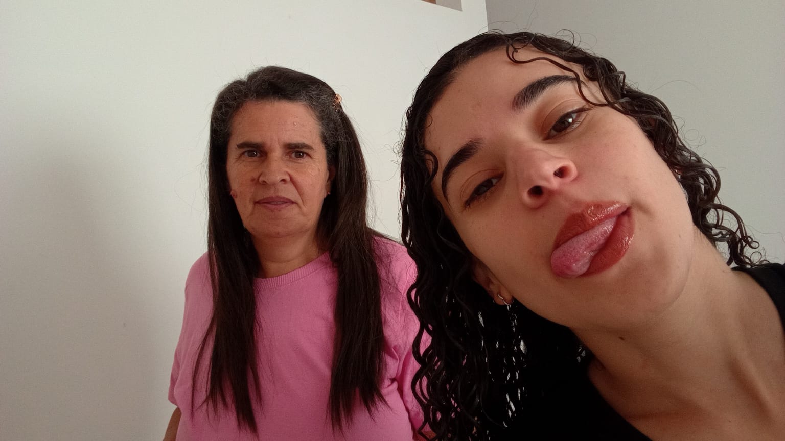 Fotografia dela em um gesto delicado do cotidiano
